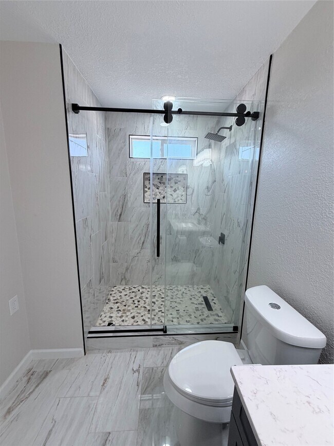 Building Photo - 2915 Creston Dr