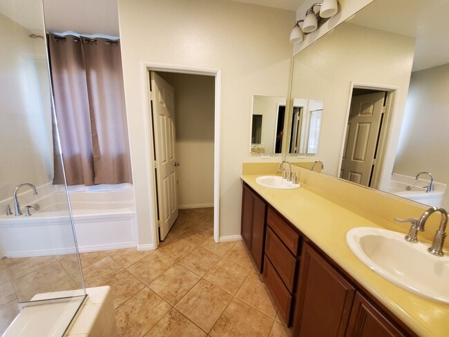 Building Photo - Spacious 4 Bedroom 3 Bath Two Story Riverp...