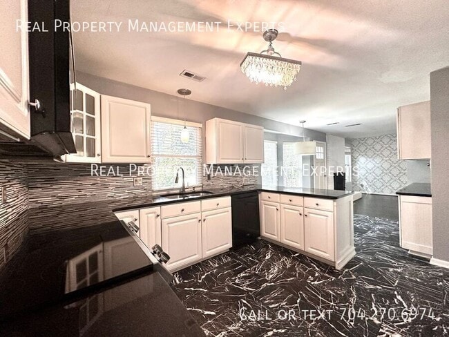 Building Photo - 8509 Golf Ridge Dr