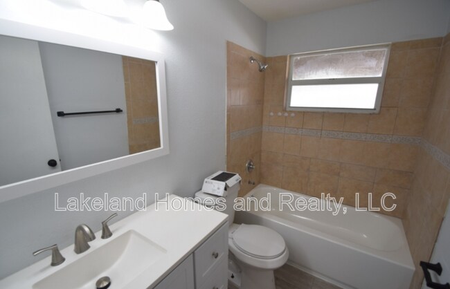 Building Photo - 939 Castle Way