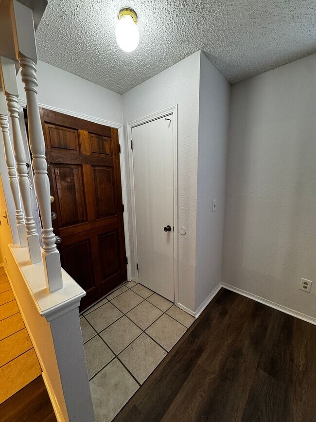 Building Photo - Redone Duplex spacious 2bedrrom 1 bathroom Hospital District