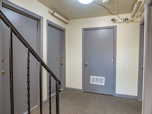 Building Photo - 412 Volkert Pl