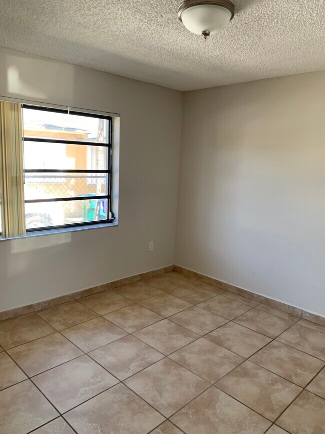 Room 1 - 3164 SW 27th St