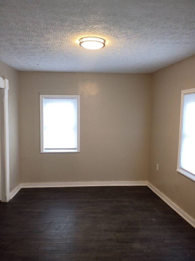 Building Photo - Charming 3 - Bedroom Property in Prime Location