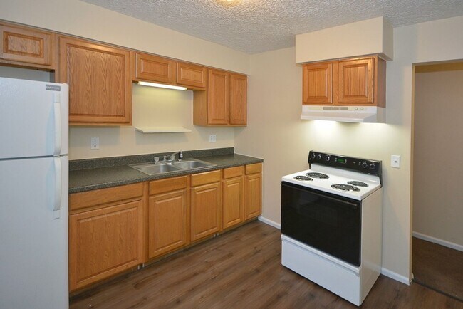 Building Photo - ***Ask about our Security Deposit Alternative!*** $899- Remodeled one bedroom apartment in Eastwood