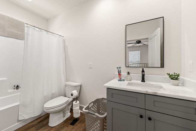 Building Photo - 406 Highland Oaks Ln