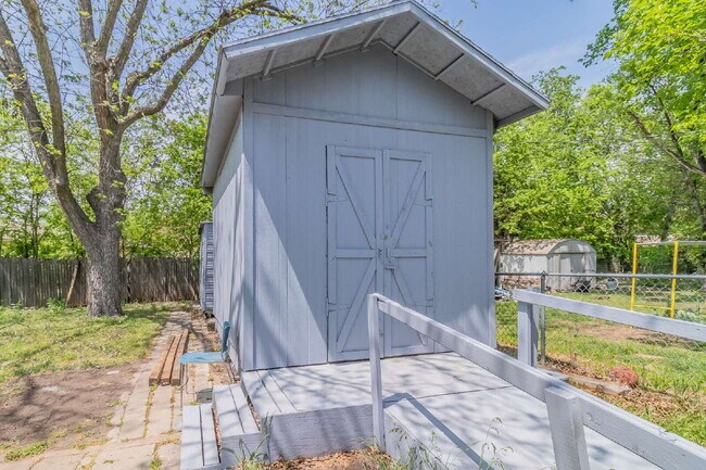 Building Photo - Beautiful home in a great location