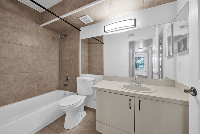 Building Photo - 1/1 in Fort Myers- Unfurnished Annual