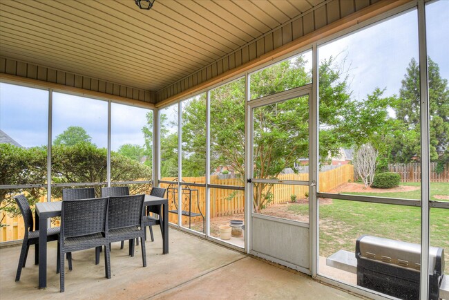 Building Photo - 5 Bed/3 Bath home with Primary Bedroom & a...
