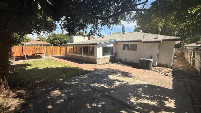 Building Photo - 4829 E Santa Ana Ave