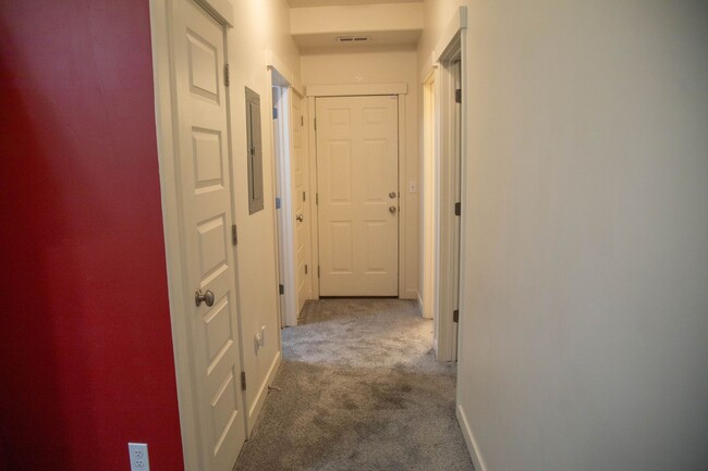 Building Photo - Farmington Crossing - 2 Bedroom Townhome