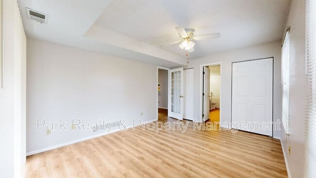 Building Photo - 12024 W Cross Dr