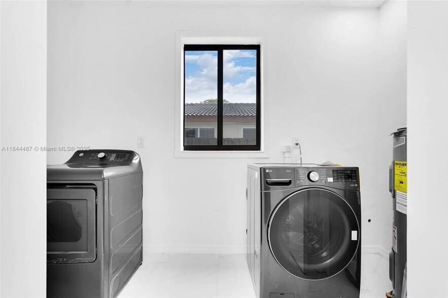 Building Photo - 972 SW 44th Ave