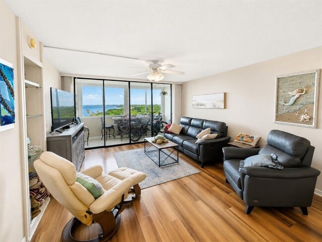 Building Photo - 2616 Cove Cay Dr