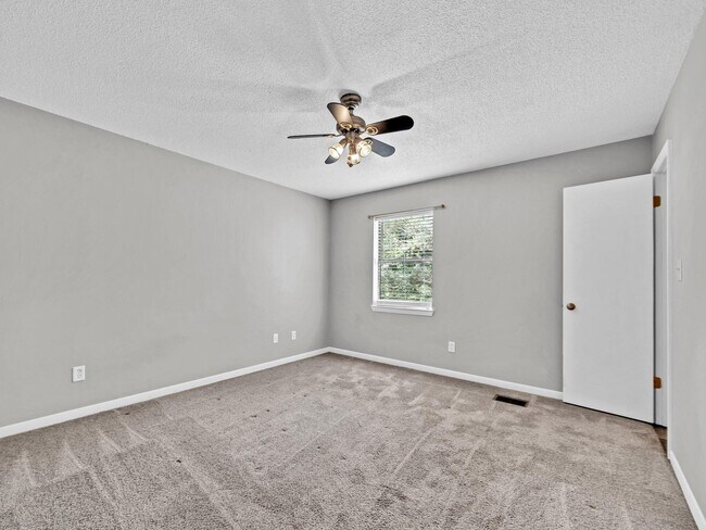 Building Photo - 413 Hickory Ave