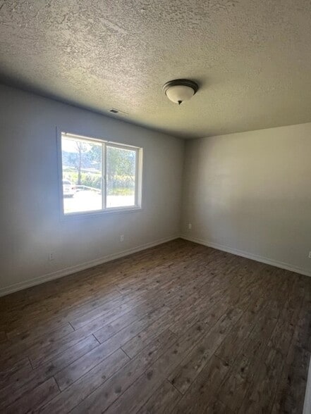 Building Photo - 403 N West Frontage Rd