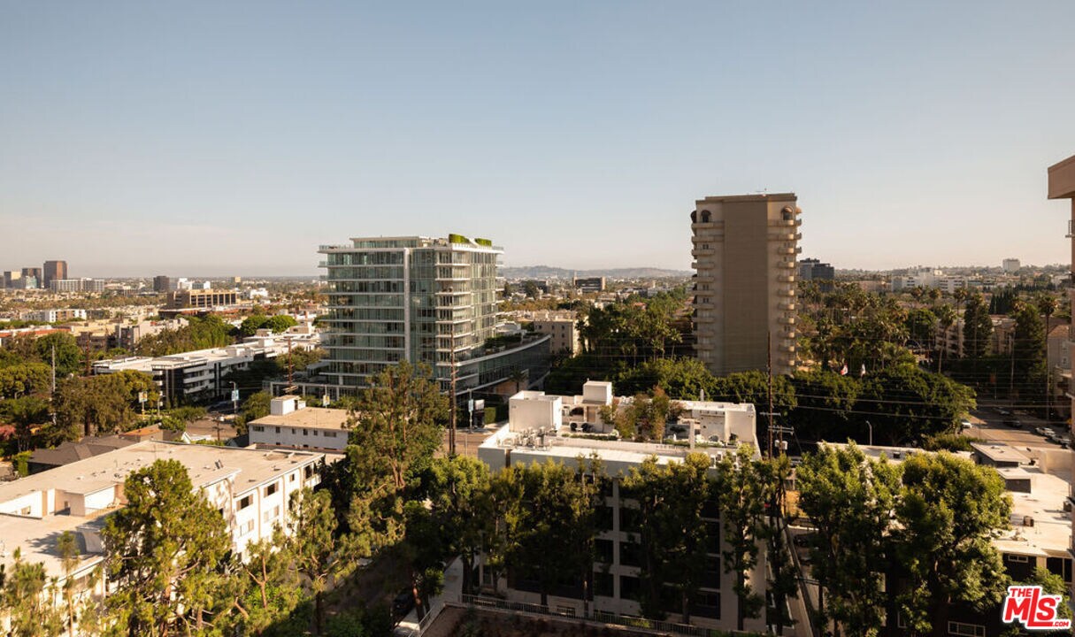 Building Photo - 100 S Doheny Dr