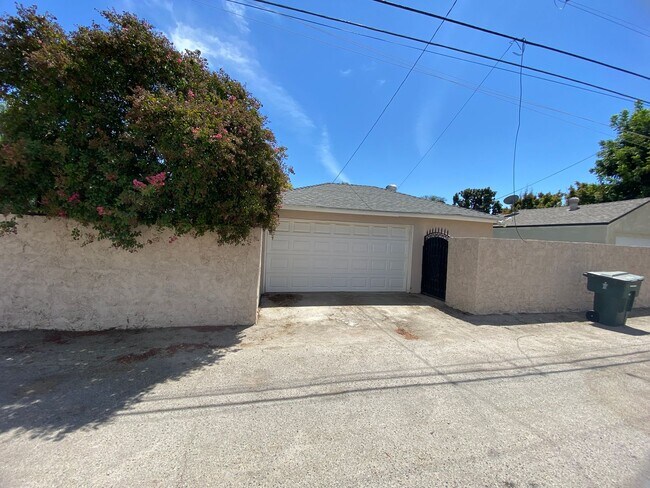 Building Photo - 2637 Pine St