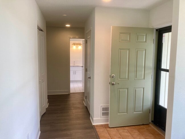 Building Photo - 2 bedroom, 2 bath condo ready to go!