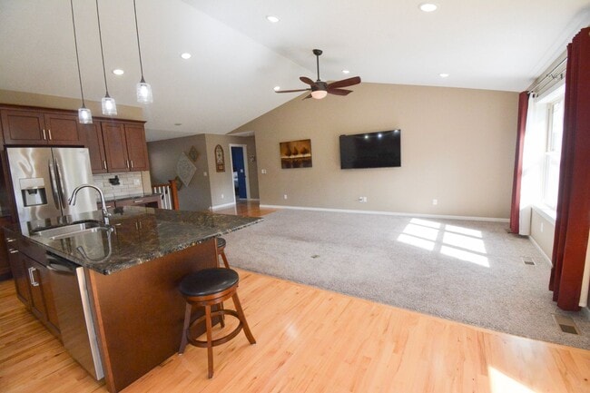 Building Photo - Spacious and Stunning 5 Bed 4 Bath For Ren...