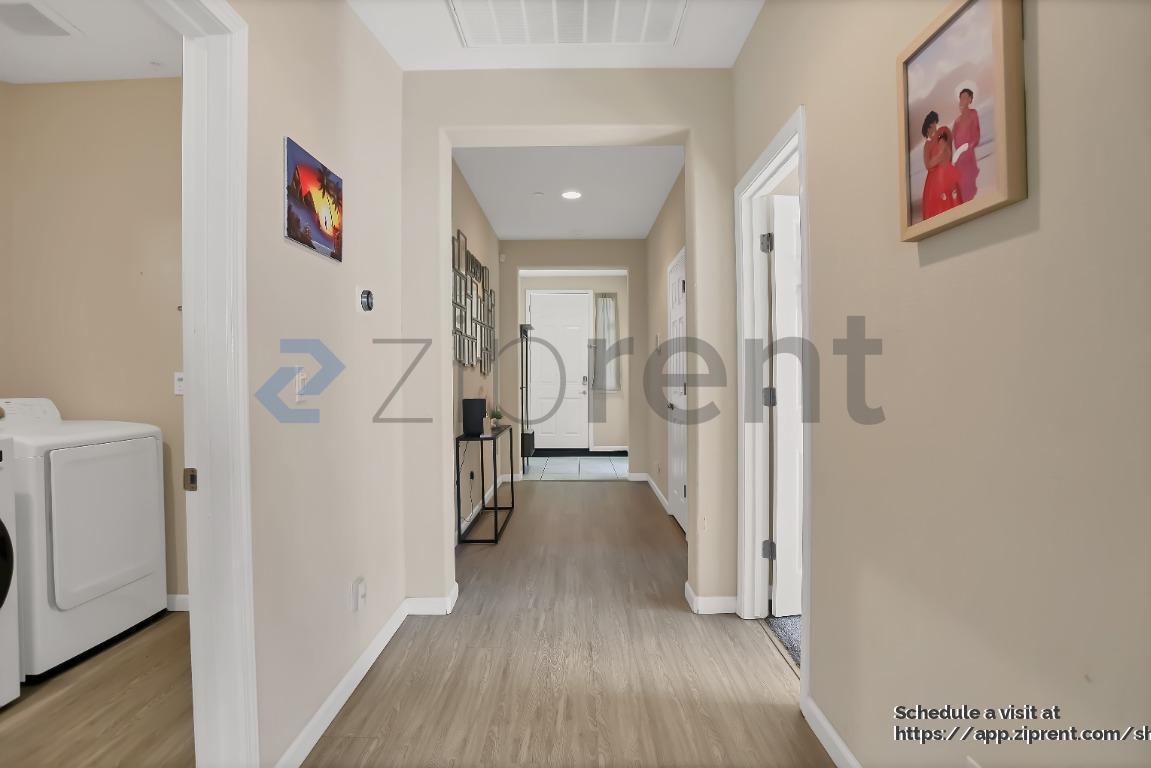 Building Photo - 1104 Greenbrier Dr