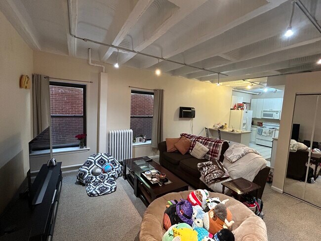 Building Photo - 5646 N Kenmore Ave