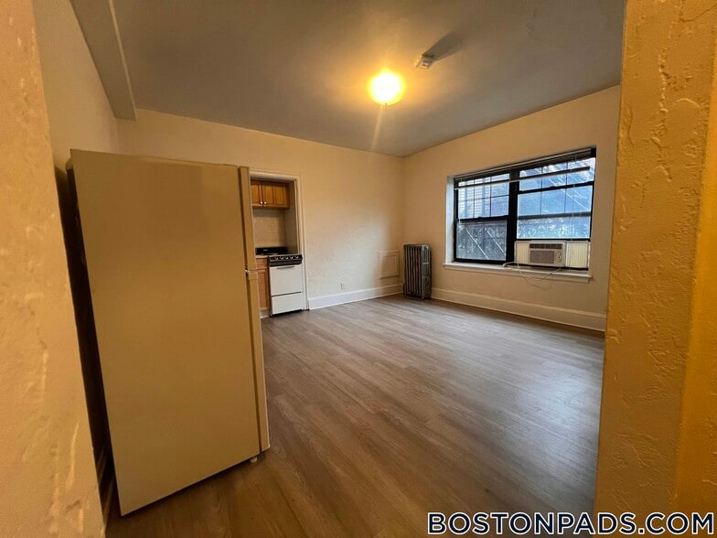 Building Photo - 2 Elmwood Ave