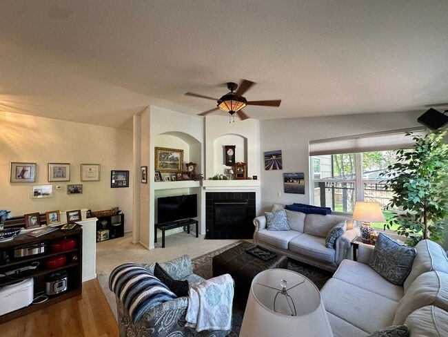 Building Photo - 3 Bedroom 3 Bath - Arapahoe Ridge Erie!