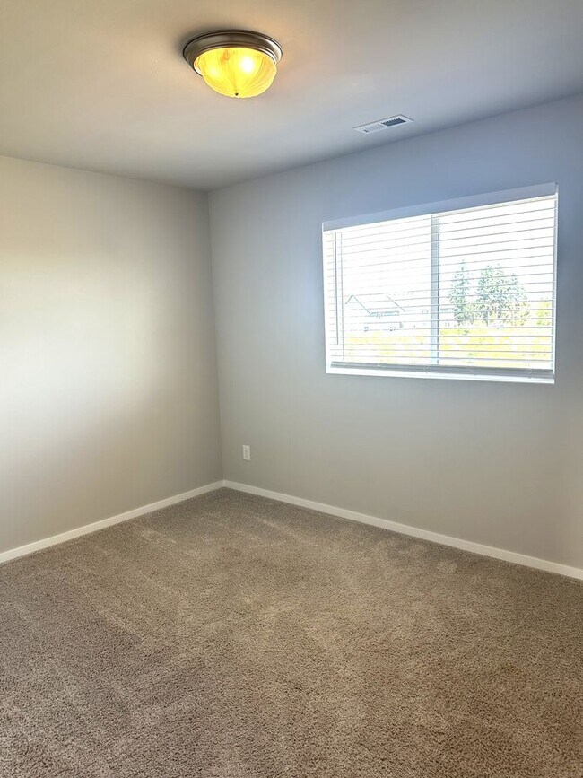 Building Photo - Puyallup - Beautiful 4 bedroom, 2.5 bath home! Available Now!