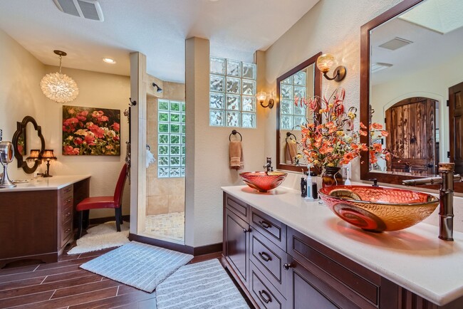 Building Photo - Luxury Golden Home with Private Pool & Bac...