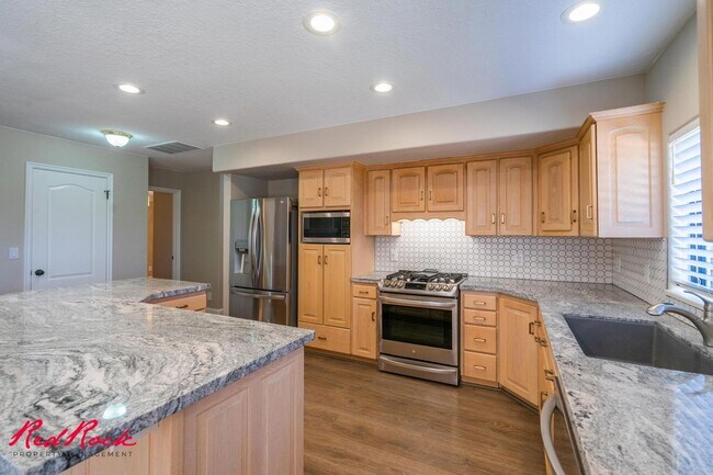 Building Photo - Spacious 6 Bedroom Home with a Balcony!