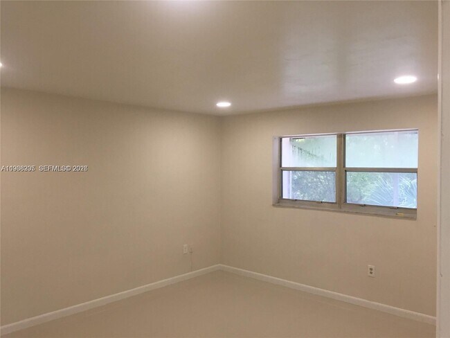 Building Photo - 1550 NE 191st St