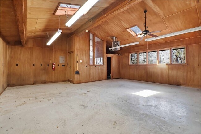 Building Photo - 951 Pembroke Rd