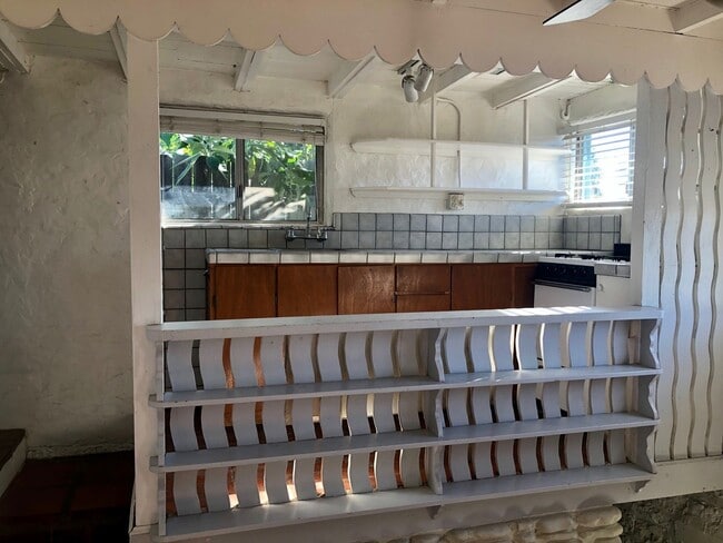 Building Photo - 828poli