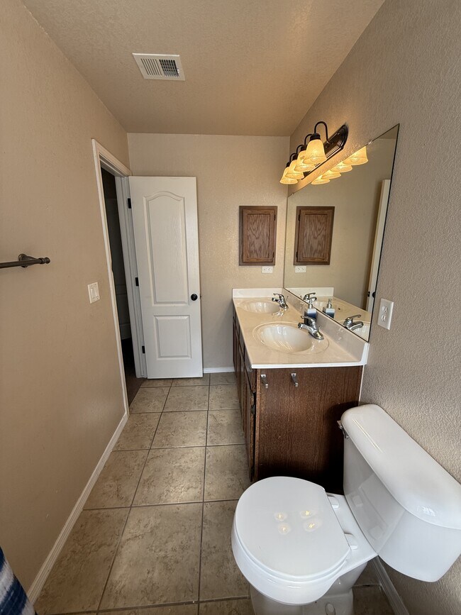 Building Photo - 14345 Desert Sage Dr