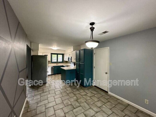 Building Photo - 852 S Quail Way