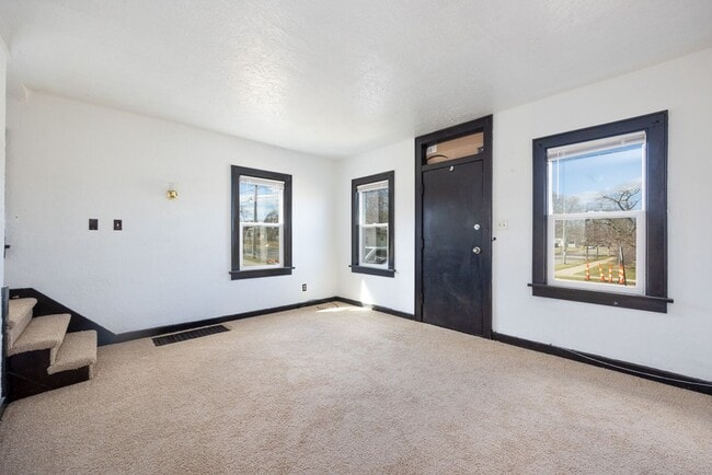 Building Photo - Trail St 223-225 W
