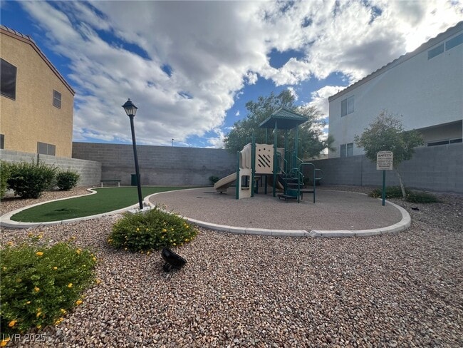 Building Photo - 10471 Meadow Village St