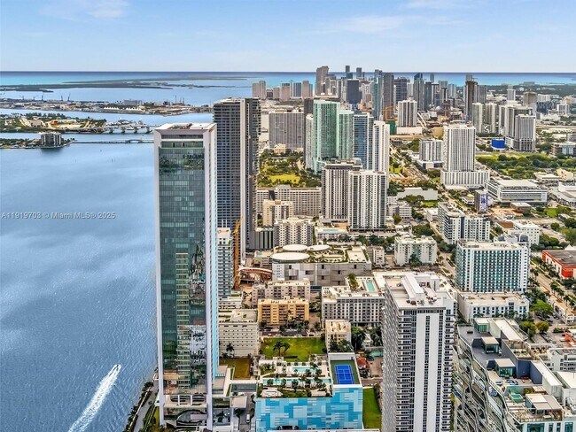 Building Photo - 700 NE 26th Terrace