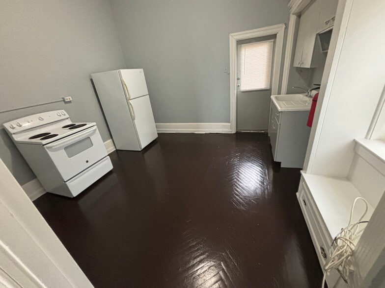 Building Photo - 811 W Main St