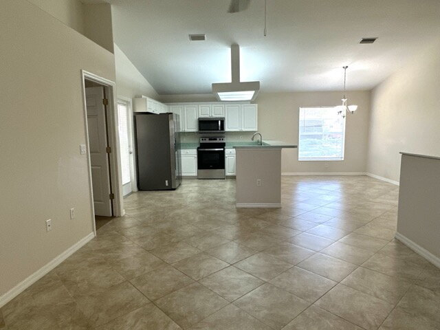 Building Photo - Spacious 2-Bed, 2-Bath Home in Venice with...