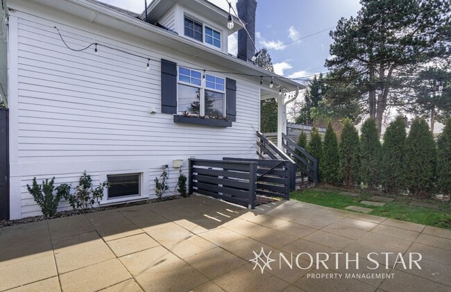 Building Photo - Coming Soon!  Remodeled Sellwood Bungalow