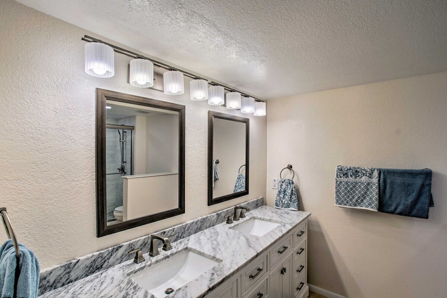 Building Photo - 4303 E Cactus Rd