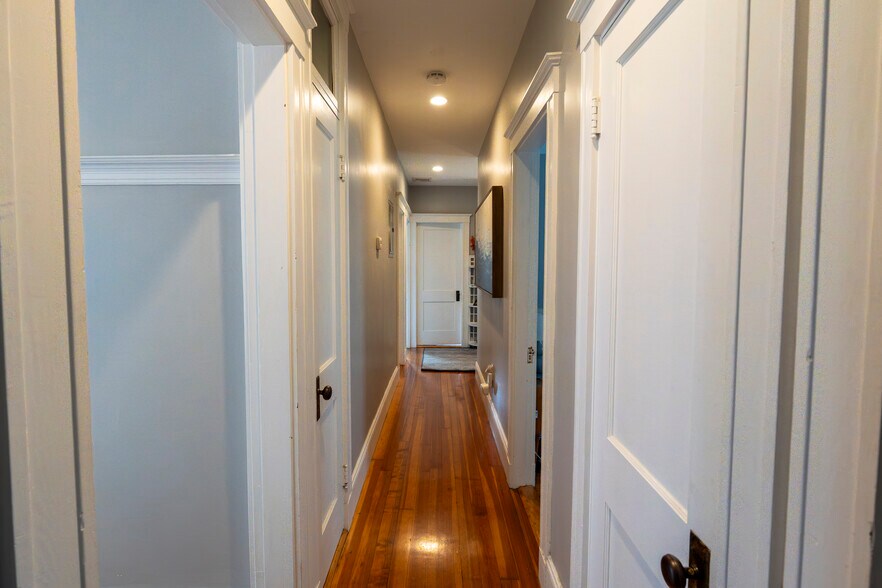 Building Photo - 15 Castleton St