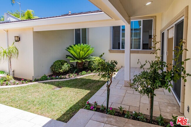 Building Photo - 480 N Robinwood Dr