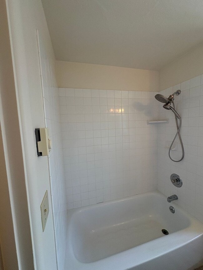 Building Photo - Updated 2BD/1BA Duplex in Cal Young Neighborhood