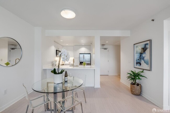 Building Photo - 260 King St