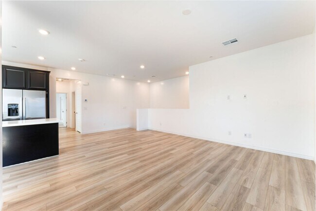 Building Photo - Bright Townhome in Gated Community!