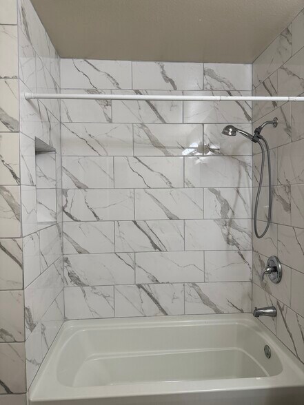 Building Photo - 3707 Hilltop Dr