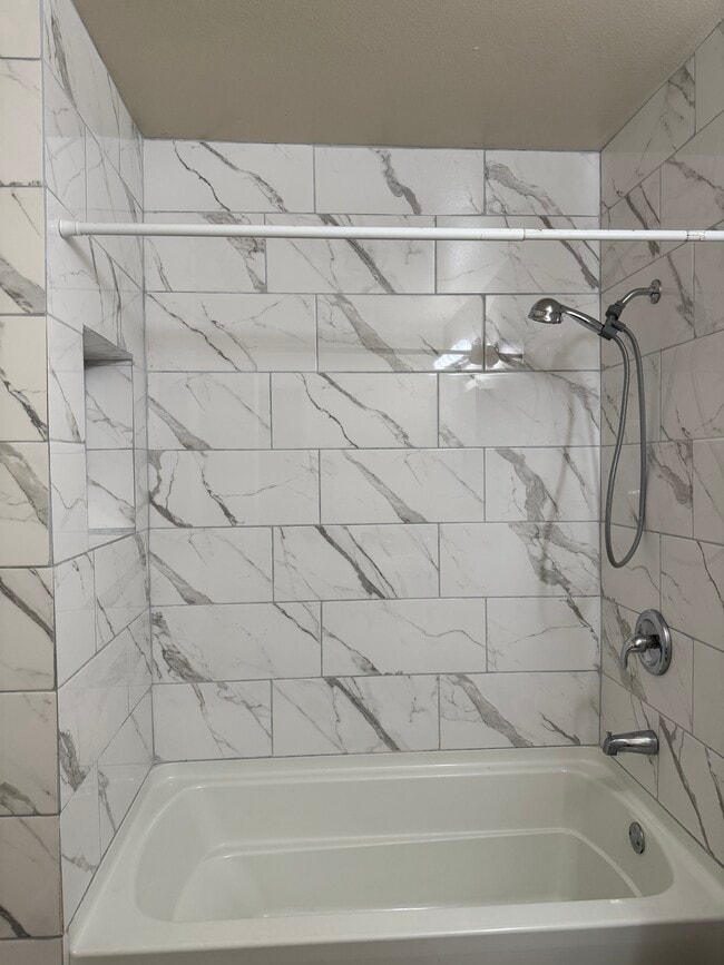 Building Photo - 3707 Hilltop Dr